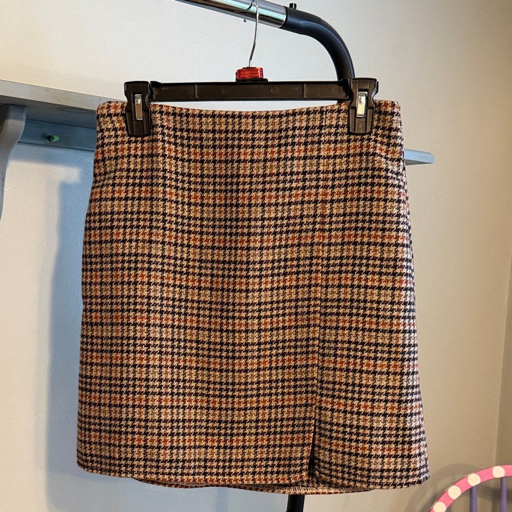 Old Navy Women's Mini Skirt in Black and Brown Check. Lined.